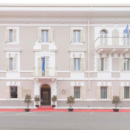 Doride Suites Boutique Hotel マリーナ・ディ・カッラーラ エクステリア 写真