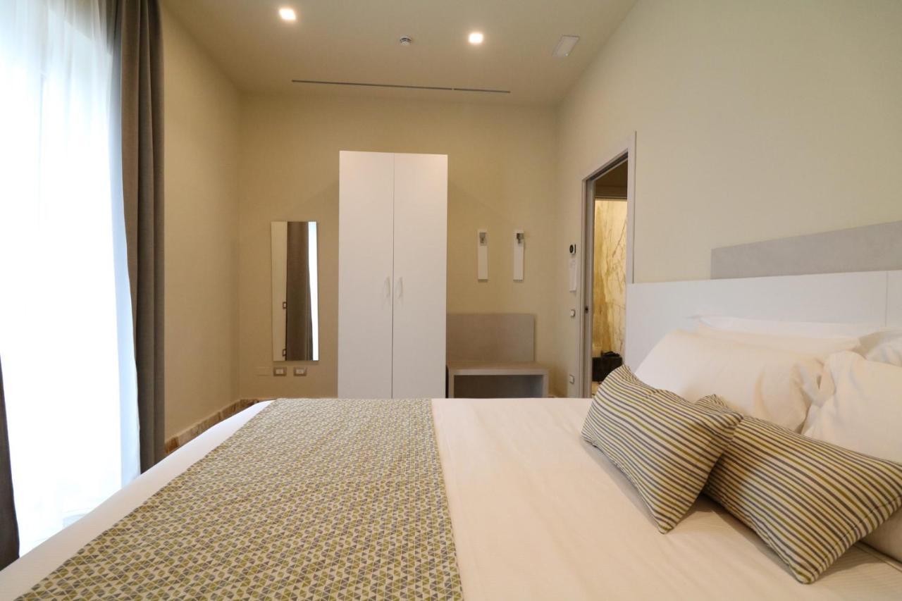 Doride Suites Boutique Hotel マリーナ・ディ・カッラーラ エクステリア 写真