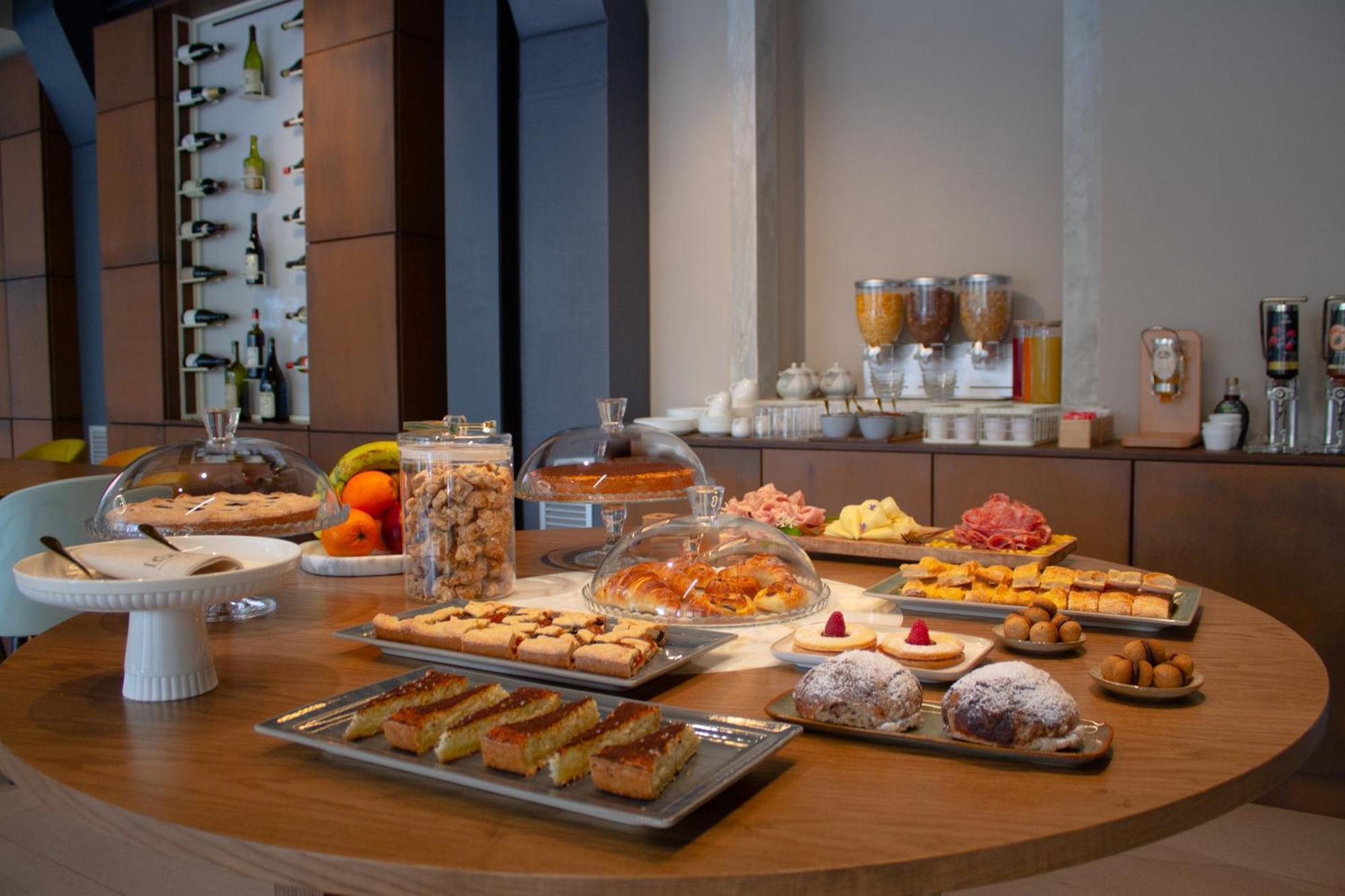 Doride Suites Boutique Hotel マリーナ・ディ・カッラーラ エクステリア 写真