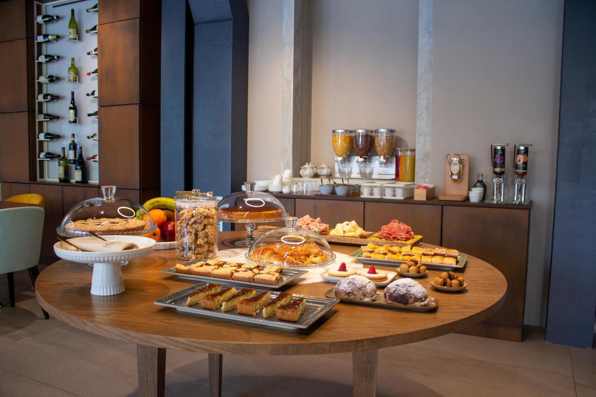 Doride Suites Boutique Hotel マリーナ・ディ・カッラーラ エクステリア 写真