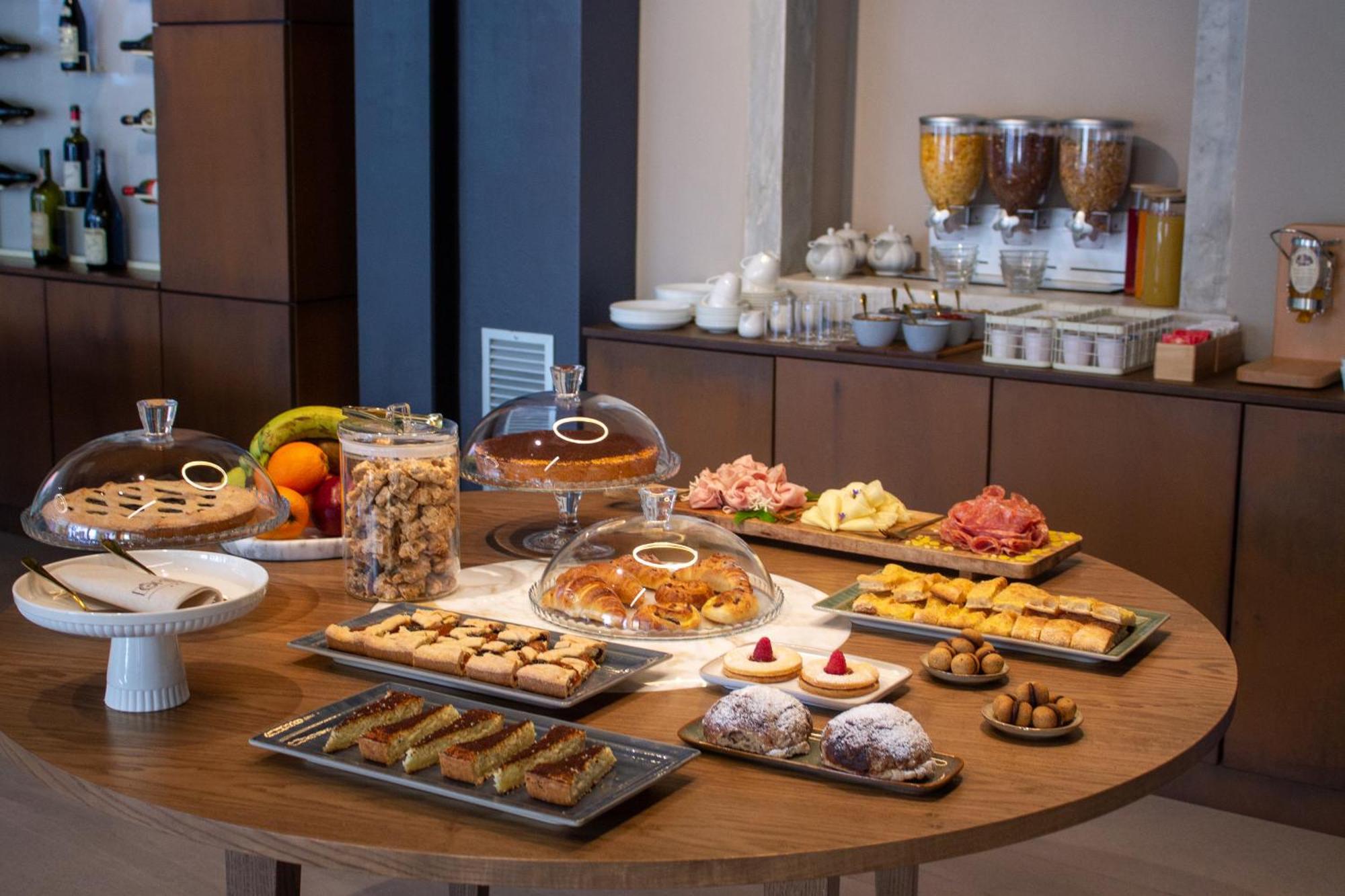 Doride Suites Boutique Hotel マリーナ・ディ・カッラーラ エクステリア 写真
