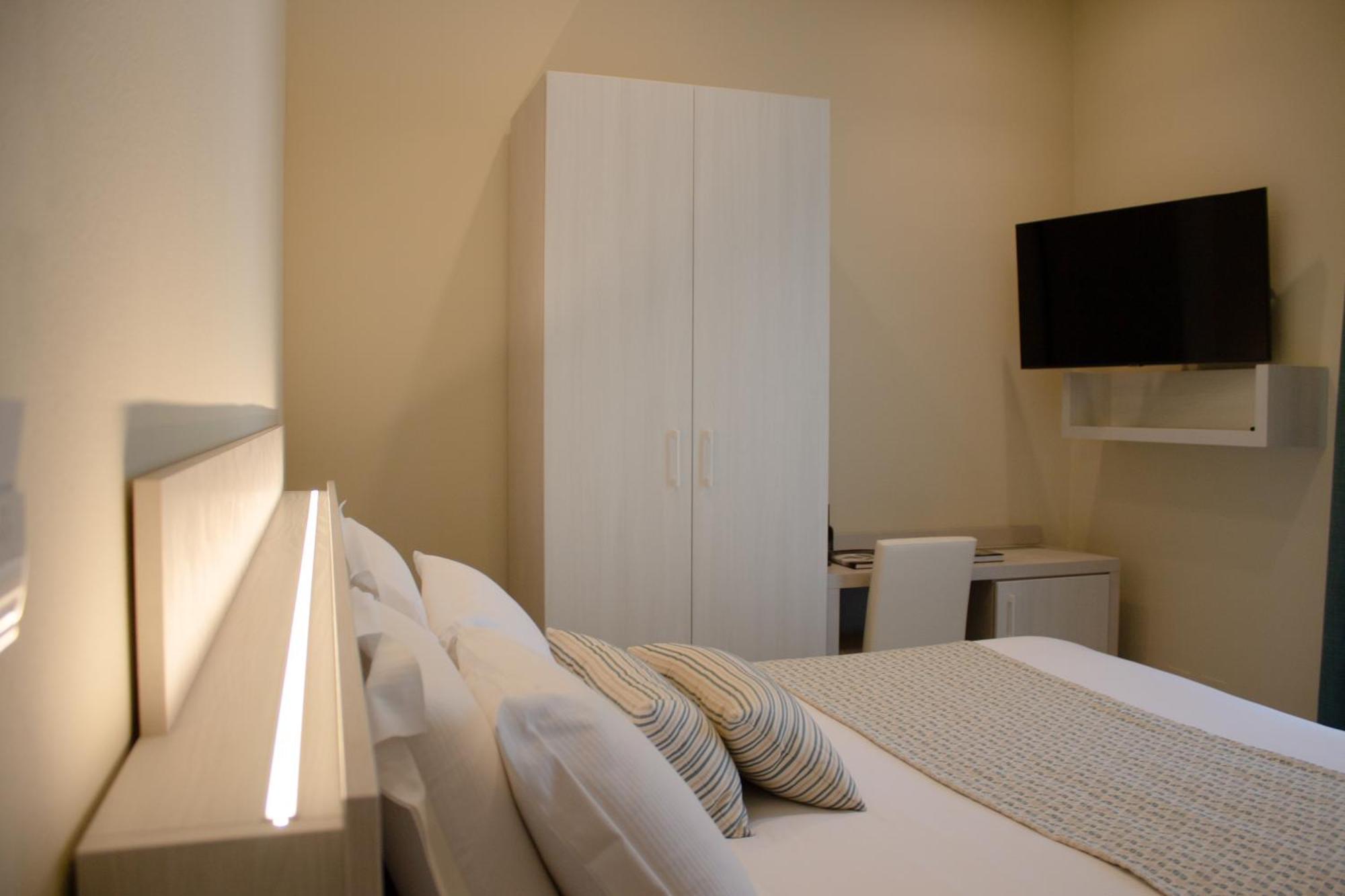 Doride Suites Boutique Hotel マリーナ・ディ・カッラーラ エクステリア 写真