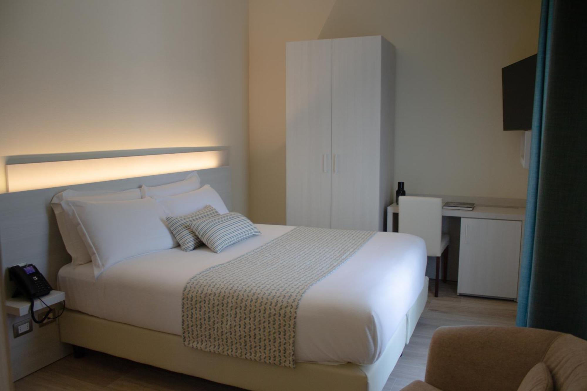 Doride Suites Boutique Hotel マリーナ・ディ・カッラーラ エクステリア 写真