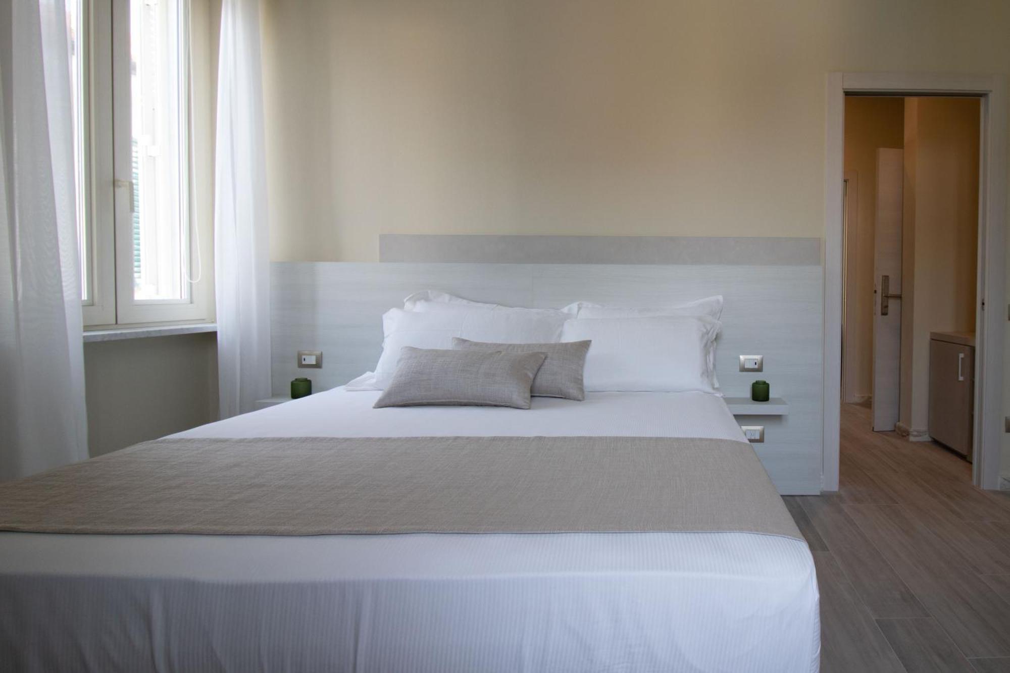 Doride Suites Boutique Hotel マリーナ・ディ・カッラーラ エクステリア 写真