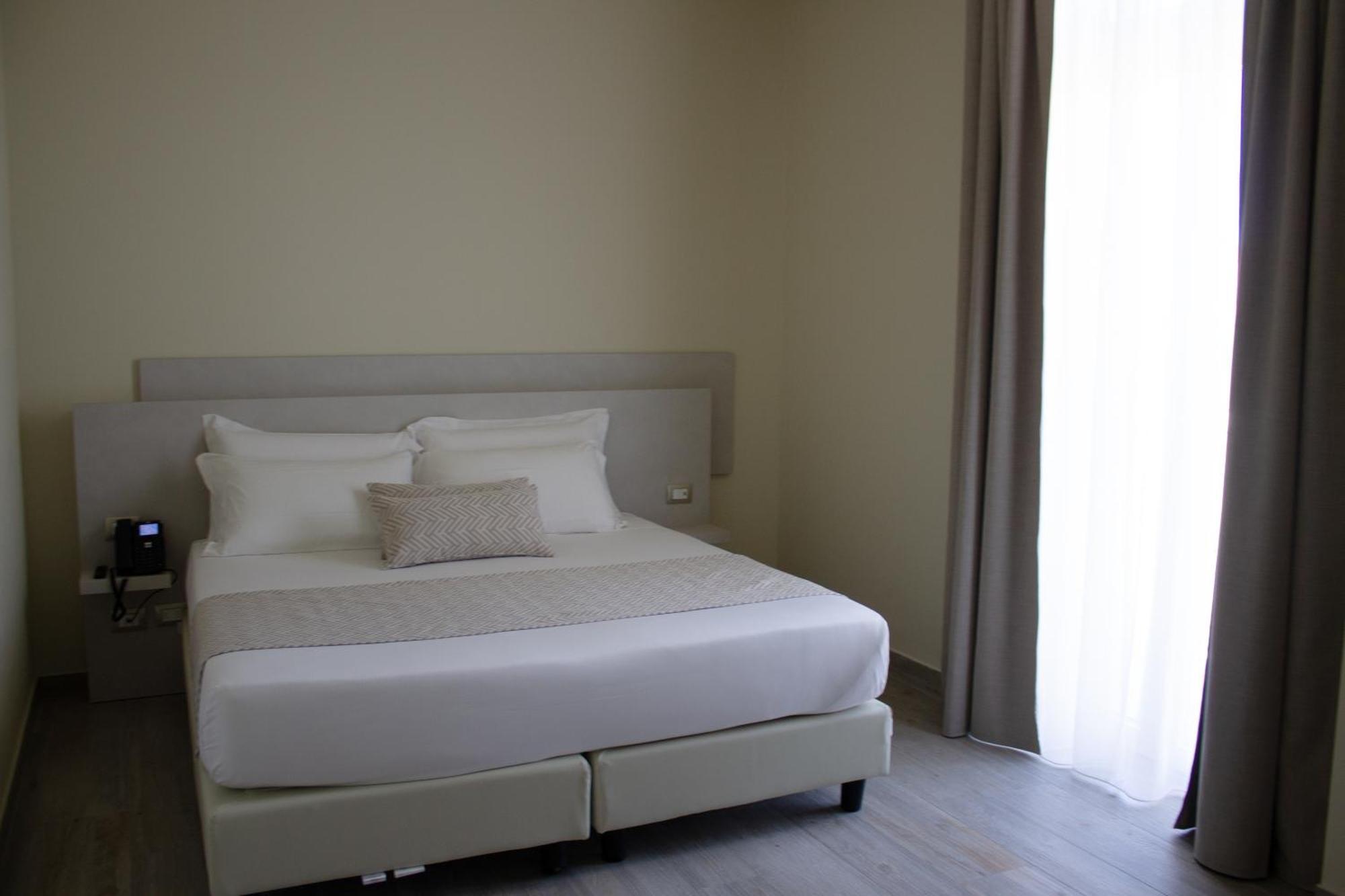 Doride Suites Boutique Hotel マリーナ・ディ・カッラーラ エクステリア 写真